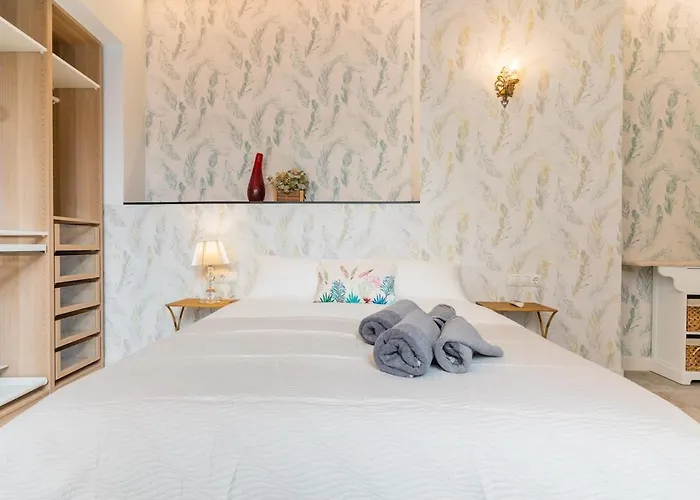 Invalencia - Visitacion Pool House Apartment