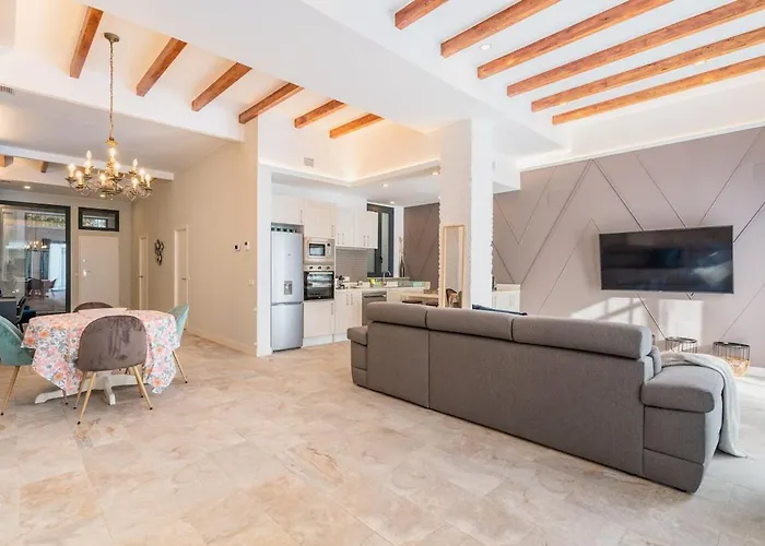 Invalencia - Visitacion Pool House *