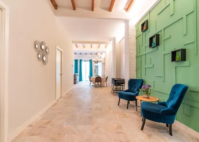 Invalencia - Visitacion Pool House